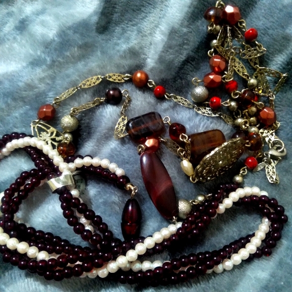 2 necklaces 1.long gold tone filigree/amber/purple beads 2. Is faux pearl/ruby - Picture 5 of 5